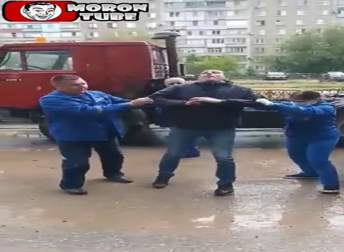 Video :A car collision was just triggered by these drunken males